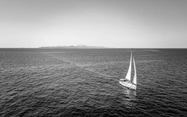 Güzel Açık Denizler Küçük Adalar Burnunuzun Etrafında Rüzgarla Dünyayı Dolaşıyorsunuz — Stok fotoğraf