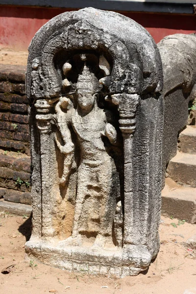 斯里兰卡佛教宗教古老遗迹的垂直拍摄 — 图库照片