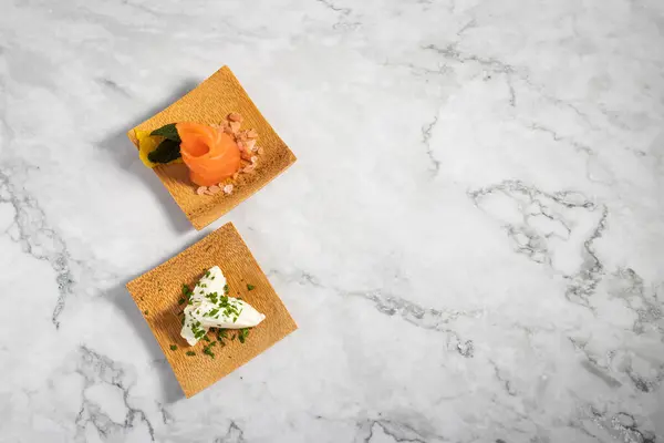 Una Vista Superior Deliciosos Aperitivos Pequeño Plato Madera Sobre Una — Foto de Stock