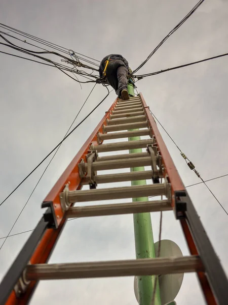 Telecommunicatietechnicus Die Een Ladder Klimt Werkt Aan Het Onderhoud Van — Stockfoto