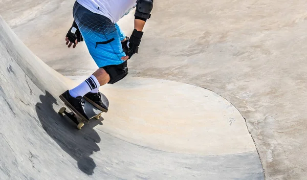 スケート中のスケートボーダーの足のアクションショット — ストック写真