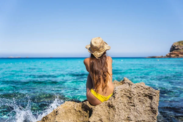 Young Girl Hat Sunglasses Sitting Rock Front Turquoise Mediterranean Sea — Stock Photo, Image