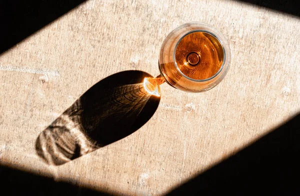 Güneş Işığı Altında Şampanya Bardağının Gölgesine Yakın Çekim Üst Görünüm — Stok fotoğraf