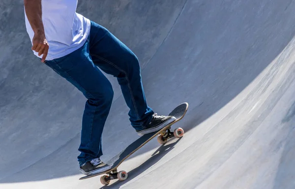 Ένα Πλάνο Δράσης Των Ποδιών Skateboarder Ενώ Πατινάζ — Φωτογραφία Αρχείου