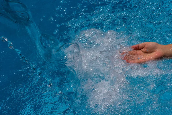 Tiro Uma Mão Uma Água Piscina — Fotografia de Stock