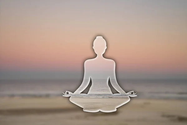 Femeie Siluetă Padmasana Lotus Yoga Pozează Printr Peisaj Montan Cețos — Fotografie, imagine de stoc