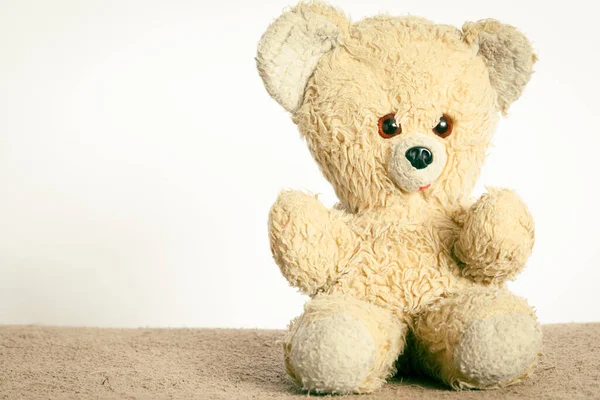 Close Pequeno Brinquedo Urso Pelúcia Contra Fundo Branco — Fotografia de Stock