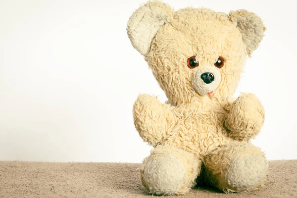 Primo Piano Piccolo Peluche Uno Sfondo Bianco — Foto Stock