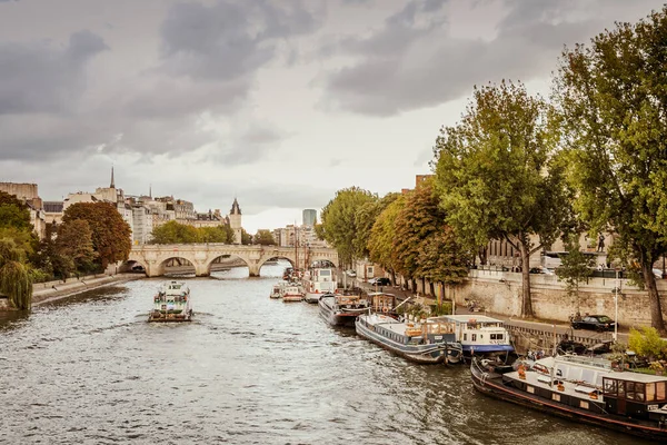 フランス パリの公園に囲まれた船のある川の風景 — ストック写真