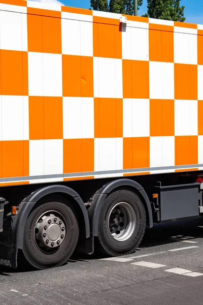 Een Verticaal Shot Van Een Grote Witte Oranje Truck — Stockfoto
