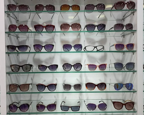 Una Vista Colorida Numerosas Gafas Sol Conservadas Para Exhibición Una —  Fotos de Stock