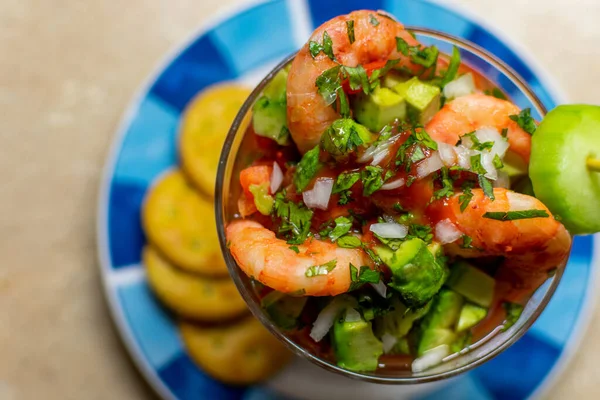 Top View Delicious Shrimp Cocktail Crackers Chopped Onion Cilantro Avocado — Stock Photo, Image