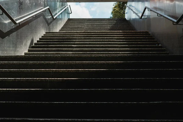 Plano Ángulo Bajo Escaleras Subterráneas Hormigón —  Fotos de Stock