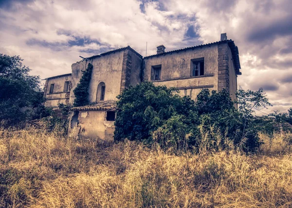 Old Abandoned Building Field Covered Grass Cloudy Sky — Stock Photo, Image