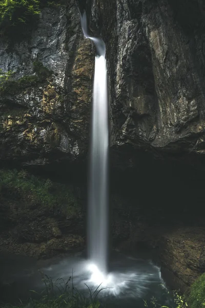 岩の多い地域の滝の垂直ショット — ストック写真