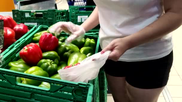 超市里拿着蔬菜提包的女人 — 图库视频影像