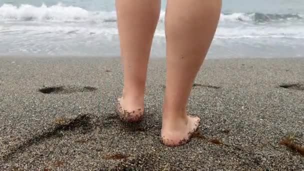 Lidské Nohy Mořském Břehu — Stock video