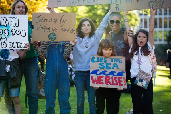 Melbourne Australia 2021年5月21日 小学生和他们的父母参加了学生气候变化罢工 举着为气候行动而奋斗的标志的儿童 — 图库照片