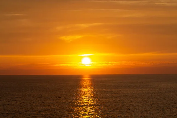 Güzel Bir Gün Batımı Görüntüsü Denizin Üzerinde — Stok fotoğraf