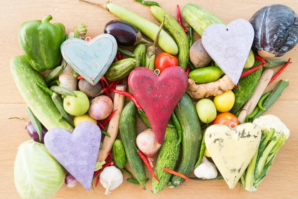 Zbliżenie Ujęcie Różnych Świeżych Warzyw Sercem — Zdjęcie stockowe