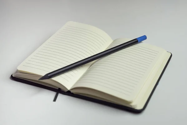 Nyitott Notebook Üres Fehér Lapok Vízszintes Vonalak Egy Ceruza Fehér — Stock Fotó