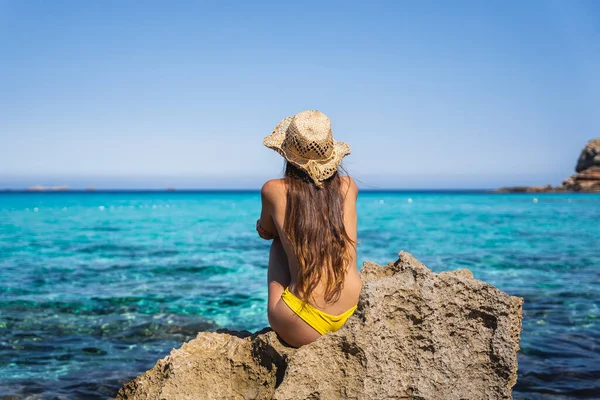 Young Girl Hat Sunglasses Sitting Rock Front Turquoise Mediterranean Sea — Stock Photo, Image