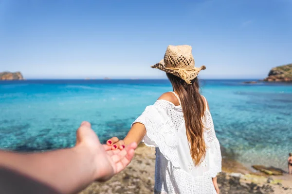 Girl White Dress Brown Hat Holding Hand Boy Paradise Beach — Stock Photo, Image