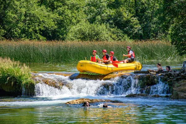 Duga Resa Croatia Jul 2021 Pessoas Jangada Água Branca Amarela — Fotografia de Stock