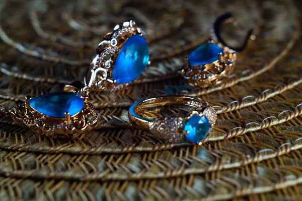 Eine Nahaufnahme Von Ohrringen Mit Blauen Steinen — Stockfoto