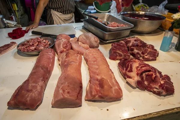 Varios Cortes Carne Cerdo Muestran Una Mesa Mercado Húmedo Klong — Foto de Stock