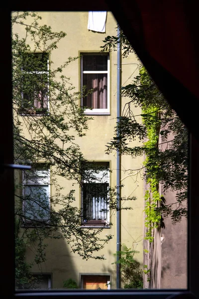 Plano Vertical Antiguo Edificio Apartamentos Rodeado Árboles — Foto de Stock