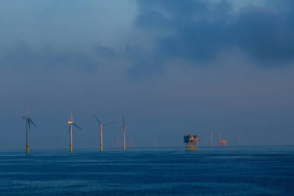 Die Windräder Meer Tagsüber — Stockfoto