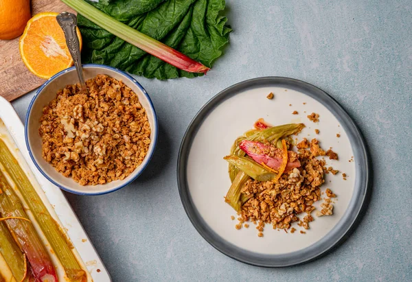 Tembakan Jarak Dekat Dari Rhubarb Crumble British Dessert Tampilan Atas — Stok Foto