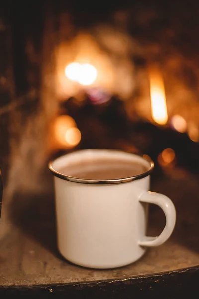 Ein Kaffeebecher Auf Einem Weißen Aluminiumbecher Mit Einem Verschwommenen Brennenden — Stockfoto