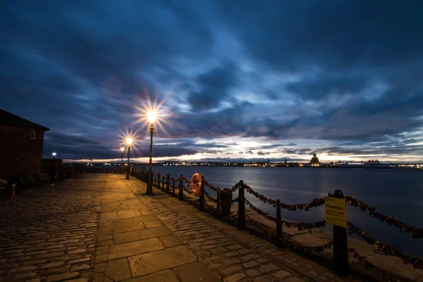 Stirrar Mot Wirral Strax Efter Solnedgången Från Albert Dockväggen Floden — Stockfoto
