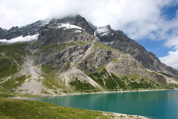 Lac Alpin Dans Vorarlberg Avec Des Montagnes Enneigées Autriche — Photo