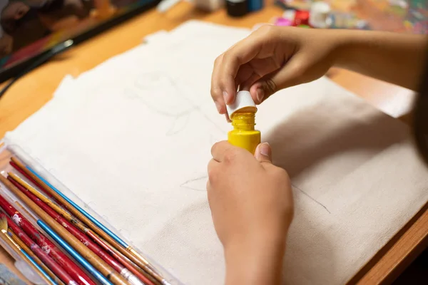 Closeup Shot Hands Opening Bottle Yellow Paint — Stock Photo, Image