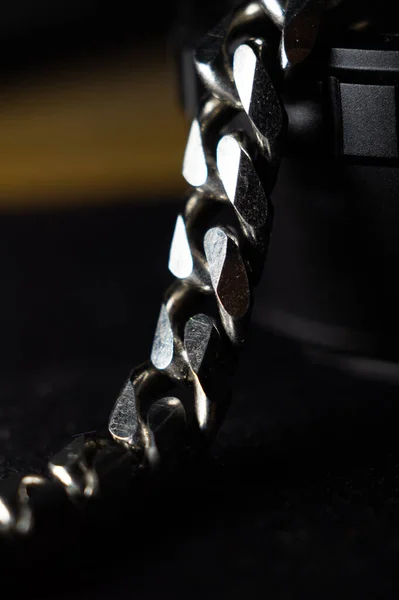 Eine Vertikale Nahaufnahme Von Details Auf Einer Schweren Silberkette — Stockfoto