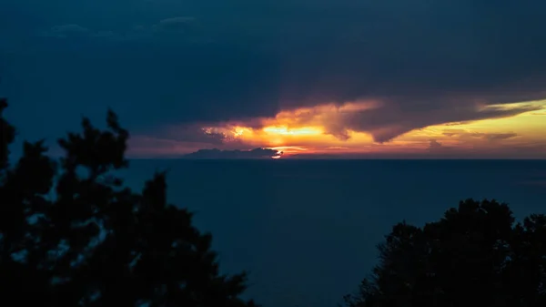 Schöner Sonnenuntergang Über Dem Mittelmeer Mit Wolken Und Orangefarbenem Himmel — Stockfoto