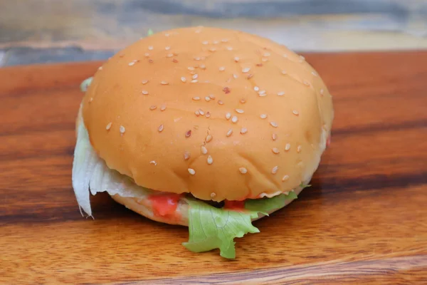 Tym Zdjęciu Prezentujemy Cheeseburgera Warzywnego — Zdjęcie stockowe