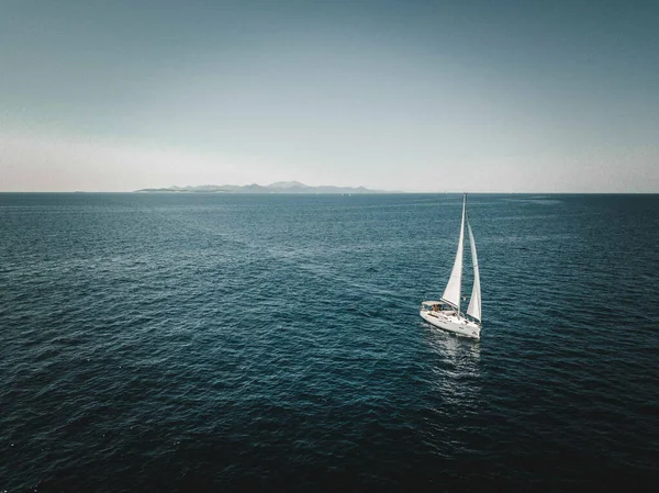 Navegando Redor Mundo Com Belo Mar Aberto Pequenas Ilhas Vento — Fotografia de Stock