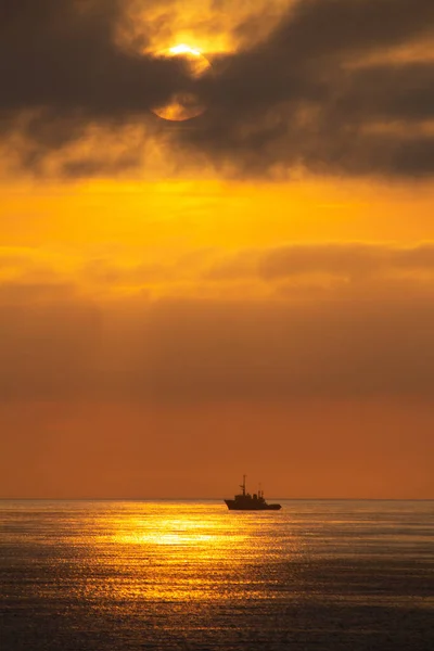 Disparo Vertical Barco Mar Atardecer — Foto de Stock