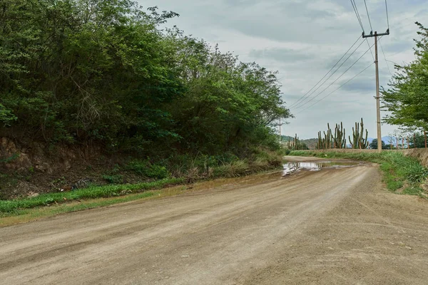 Estrada Rural Que Faz Fronteira Com Uma Colina Fundo Com — Fotografia de Stock