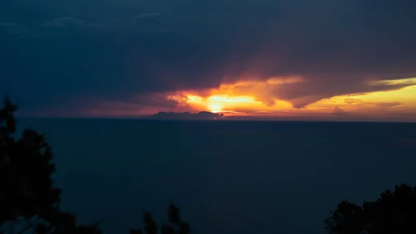 Прекрасний Захід Сонця Над Середземним Морем Хмарами Помаранчевим Небом — стокове фото