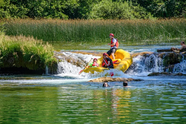 Duga Resa Kroatien Juli 2021 Menschen Gelben Wildwasserbooten Beim Rafting — Stockfoto