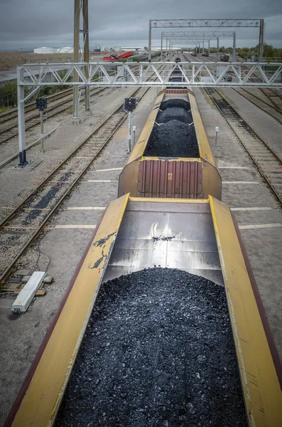 Vista Alto Ângulo Trem Carvão Que Afasta Funil Carvão Nas — Fotografia de Stock