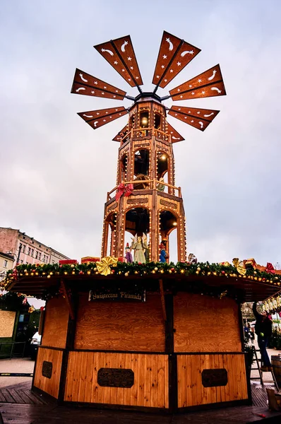 波兹南 2017年11月26日 普拉克沃诺西广场的一座圣诞金字塔 免版税图库照片