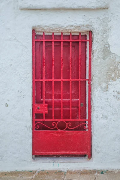 Tiro Vertical Uma Velha Porta Vermelha Edifício Itália — Fotografia de Stock