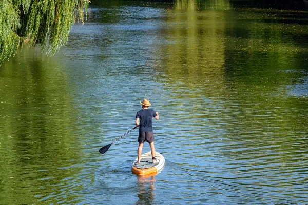 Muž Stojící Sup Palubě Pádlování Krásné Zelené Řece Krka Kostanjevica — Stock fotografie