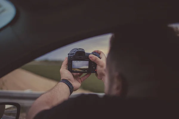 Viajante Sexo Masculino Capturando Vista Rural Usando Sua Câmera Janela — Fotografia de Stock